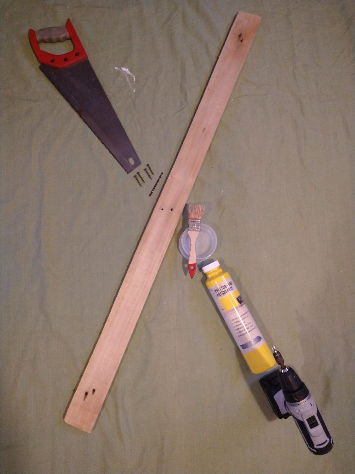 Ein X aus Material und Werkzeug