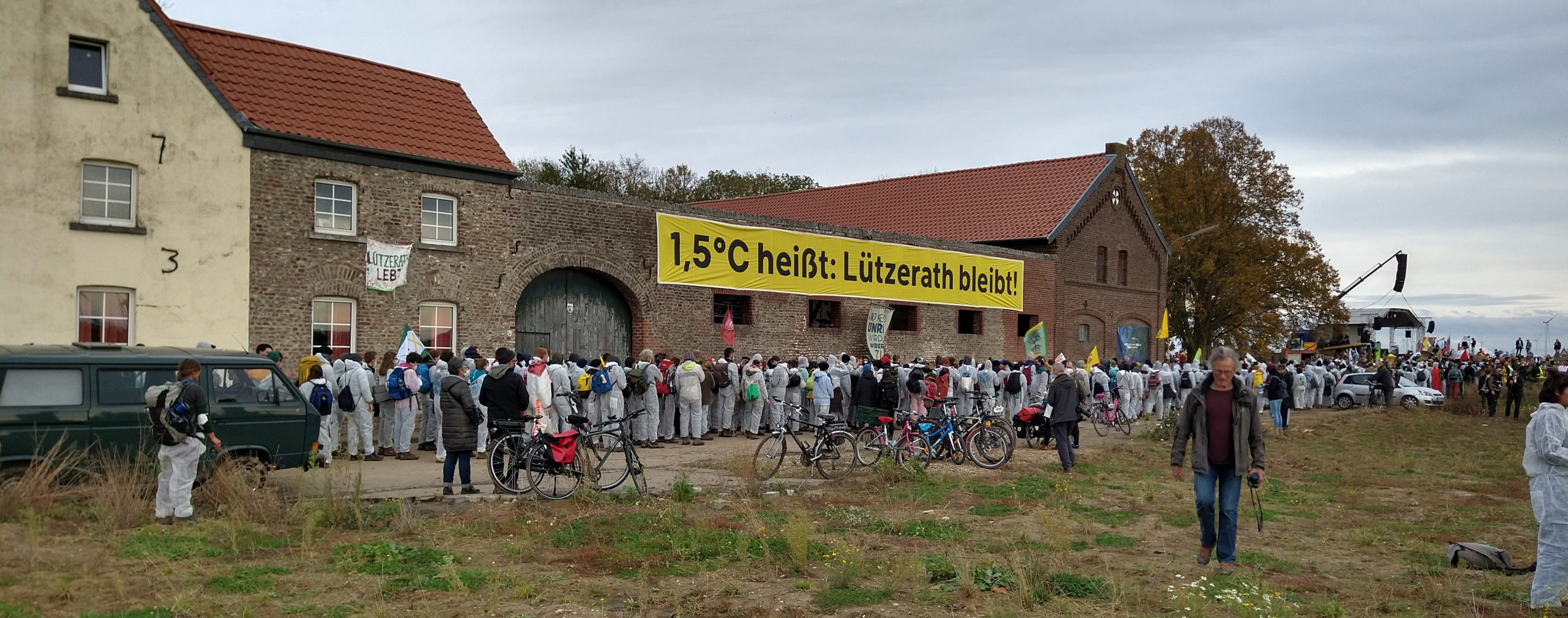 Ende Gelände Aktivisti vor dem enteignungsbedrohten Bauernhof in Lützerath